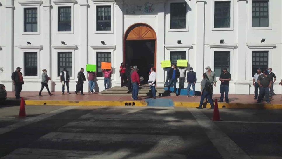 Protestan expolicías de Navolato frente al Ayuntamiento