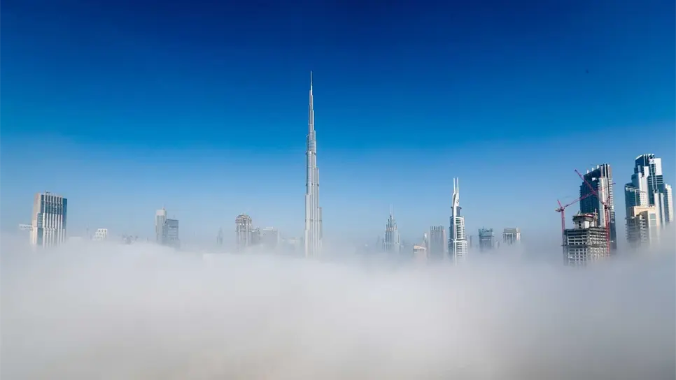 La torre Burj Khalifa (c), la más alta del mundo, y otros rascacielos cubiertos por una densa niebla en Dubai (Emiratos Árabes Unidos), esta semana. EFE/ Ali Haider