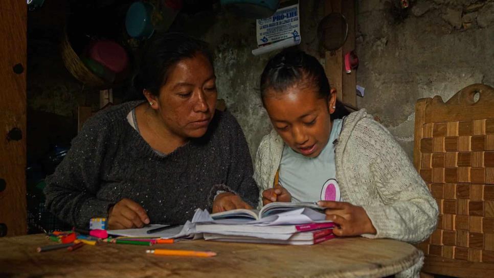 El reto de educar los hijos a distancia en México sin saber leer ni escribir