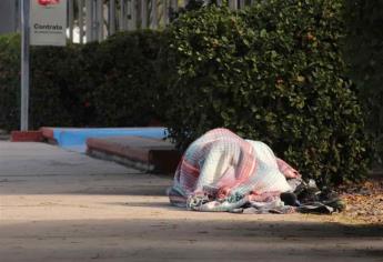 Piden donar cobijas para familias de pacientes que duermen afuera de los hospitales