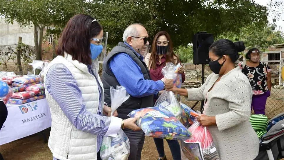 El Químico Benítez entrega apoyos a familias vulnerables