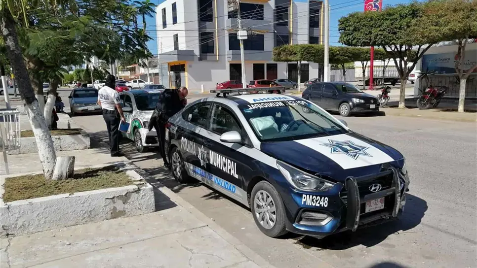 Choca patrulla de Tránsito contra un vehículo en el Centro de Los Mochis