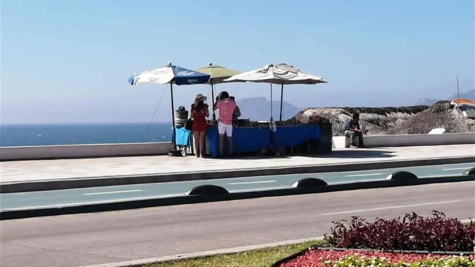 Viene el turismo a a relajarse, pero no a comprar a Mazatlán: vendedores de playa