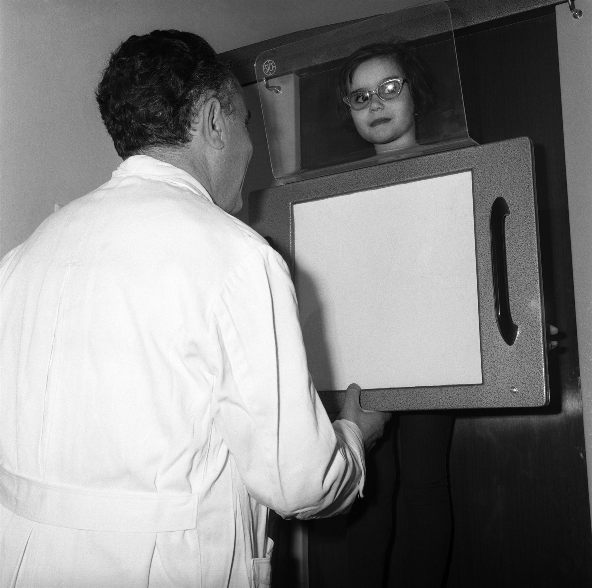 A niños latinos les hacen menos rayos X en urgencias que a los blancos