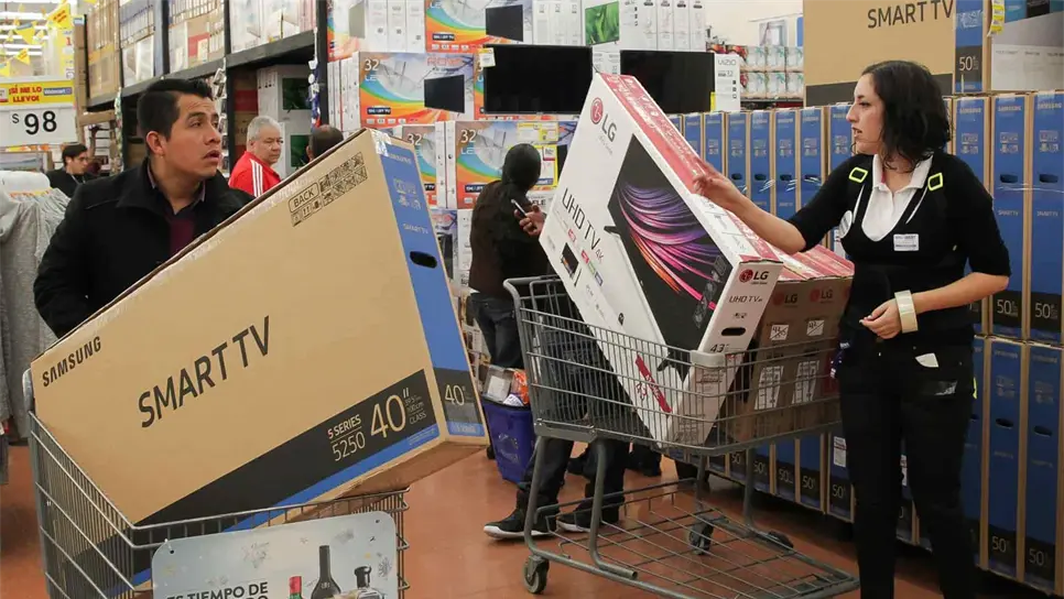 Varias personas realizan compras en una tienda departamental en Ciudad de México. EFE/Alex Cruz/Archivo