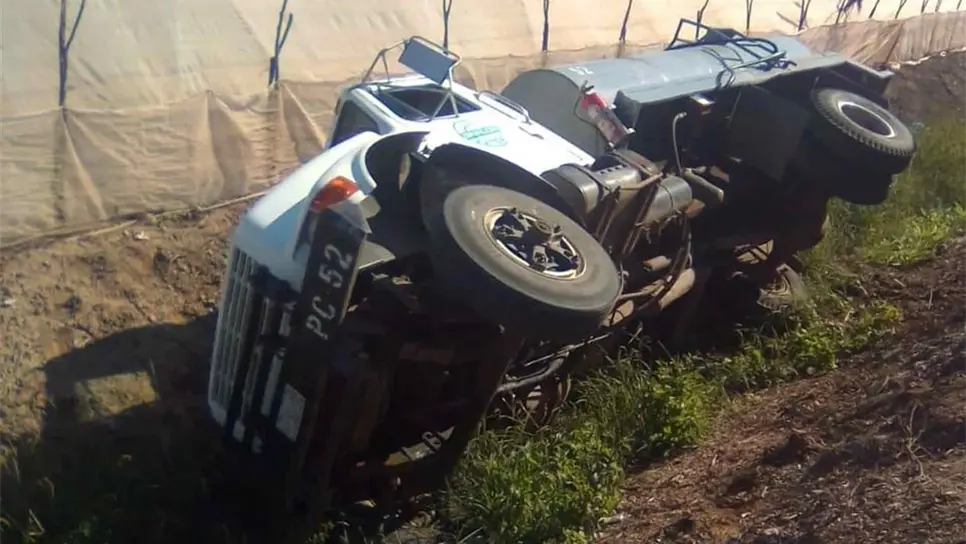 Vuelca pipa con diésel cerca de la playa de Las Glorias, Guasave
