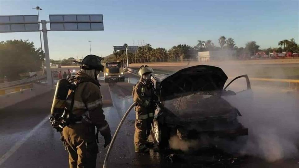 Se incendia un vehículo en el distribuidor vial de Los Mochis