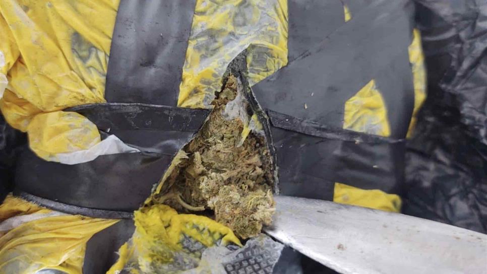Narcos esconden cargadores de arma y mariguana en botellas de chamoy