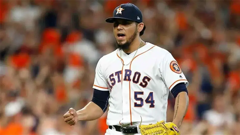 Juez penal cita a Roberto Osuna por incumplir con obligaciones familiares