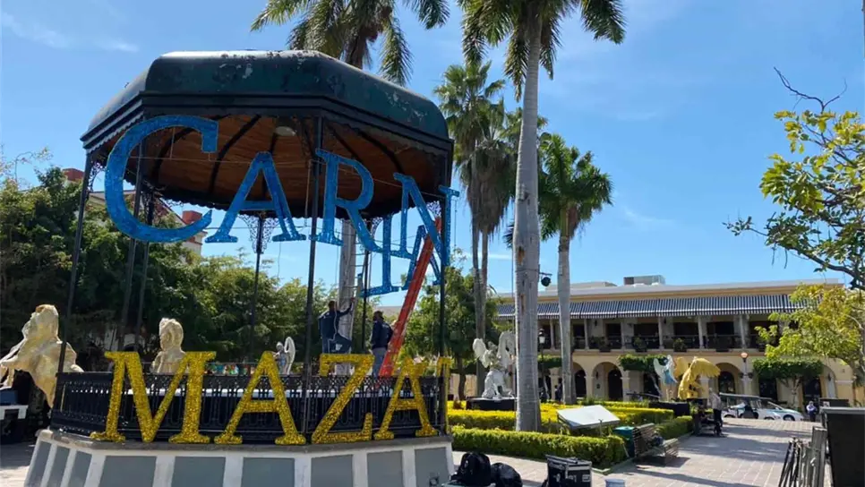 Aunque no habrá Carnaval, decoran Mazatlán con monigotes