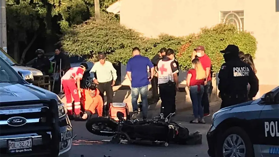 Repartidor de comida rápida se lesiona tras chocar en Los Mochis