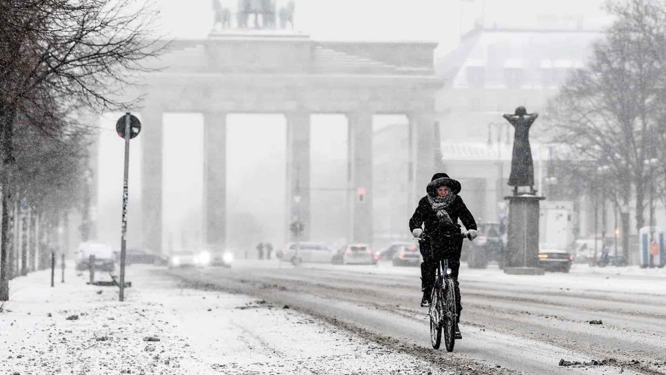 Fuertes nevadas y temperaturas gélidas colapsan el tráfico en media Alemania