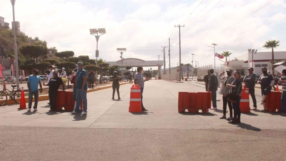 Habitantes de Topolobampo se manifiestan contra API, bloquean entrada