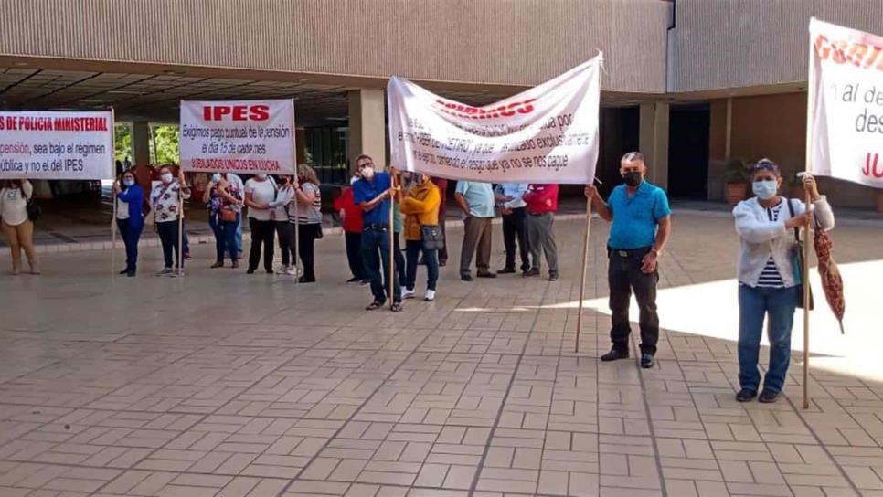 Jubilados y pensionados exigen al IPES pagos puntuales