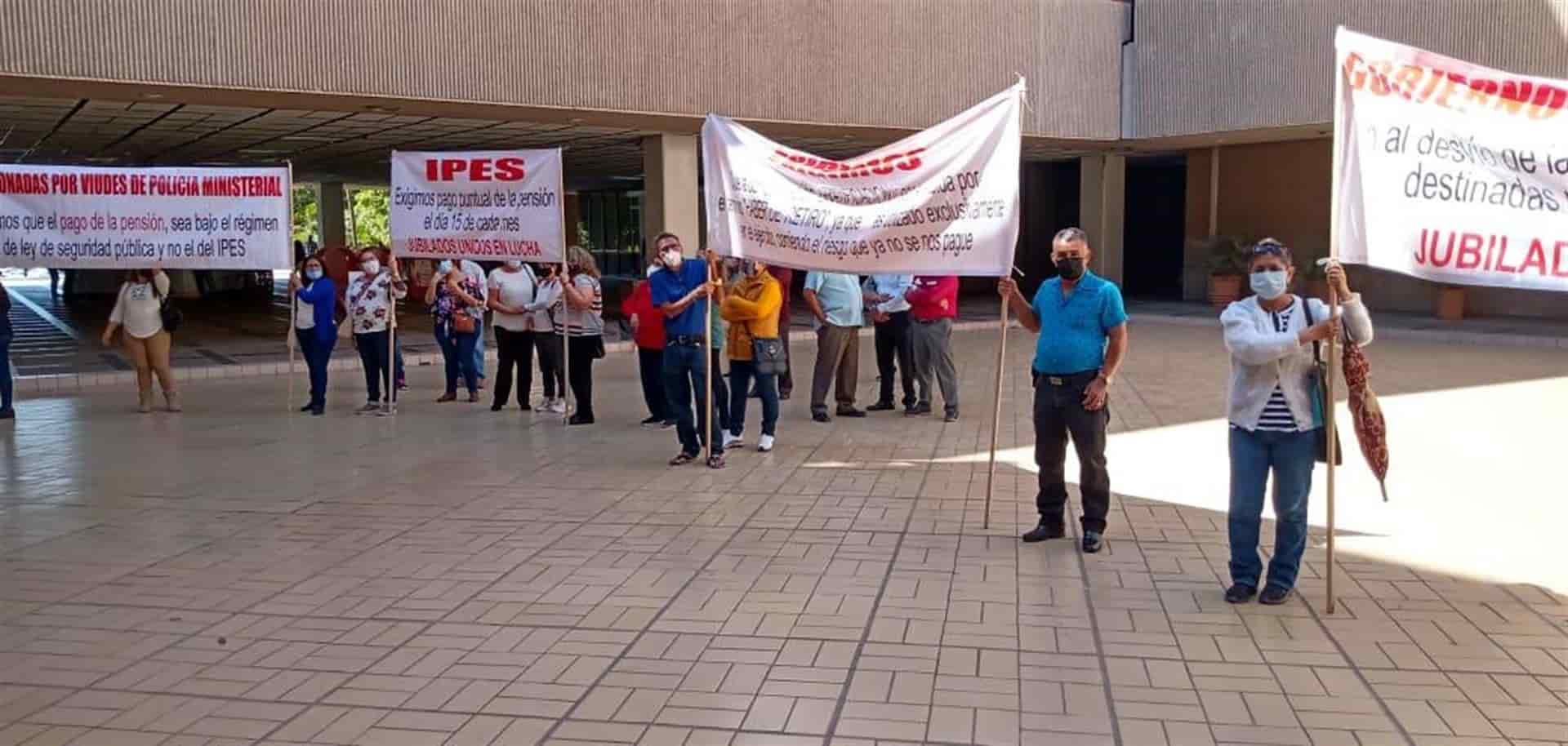 Jubilados y pensionados exigen al IPES pagos puntuales