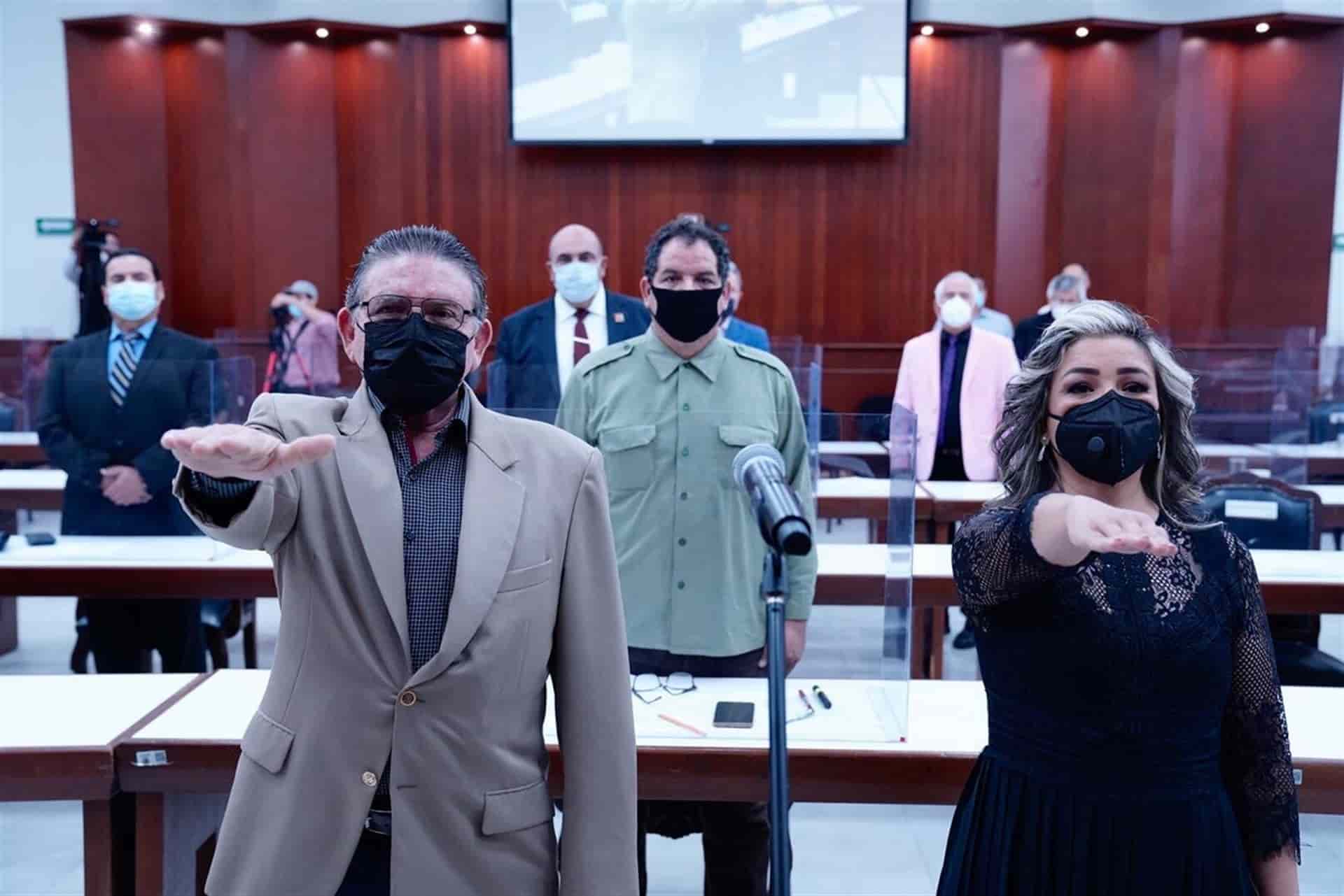 Rinden protesta ante el Congreso nuevos comisionados de la CEAIP