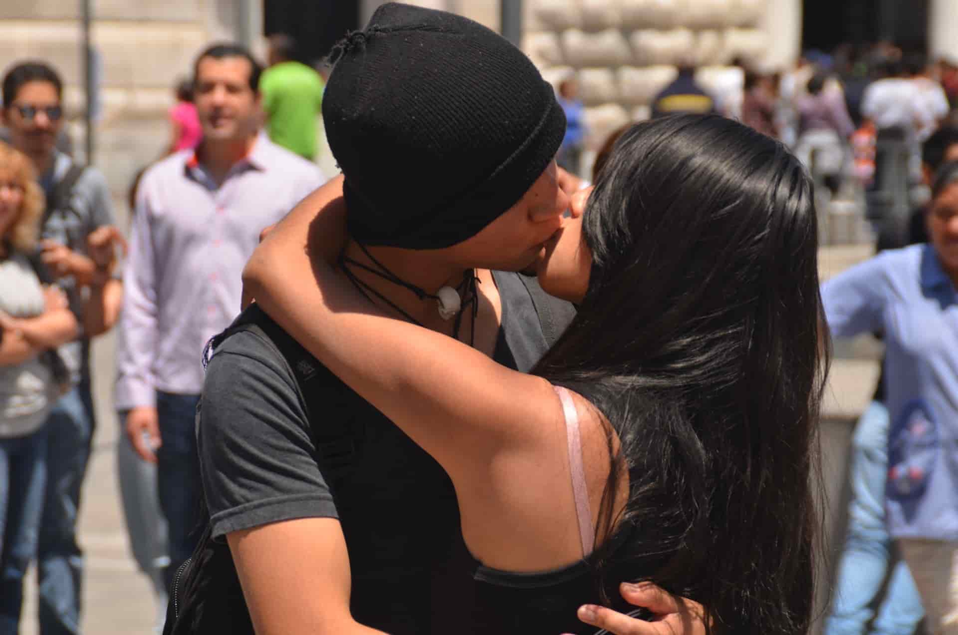 Dos jóvenes se besan en Ciudad de México (México). EFE/Marti Quintana/Archivo