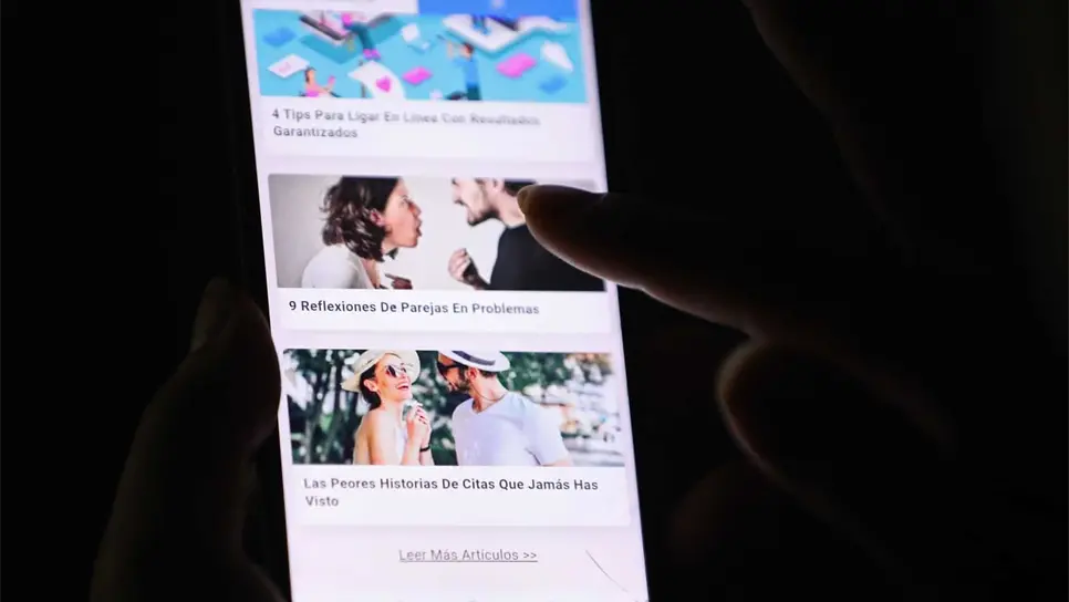 Una persona muestra su aplicación para buscar pareja hoy, en Ciudad de México (México). EFE/ Mario Guzmán