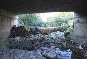 Desazolvan arroyos de Culiacán, en algunos continúa la acumulación masiva de basura