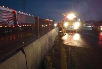 Choque en JJR ocasiona derrame de combustible y caos vial