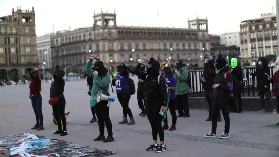 Feministas entonan Un violador en tu camino a Félix Salgado Macedonio