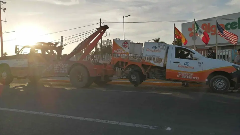 Vuelca camioneta repartidora de gas en la entrada de Los Mochis
