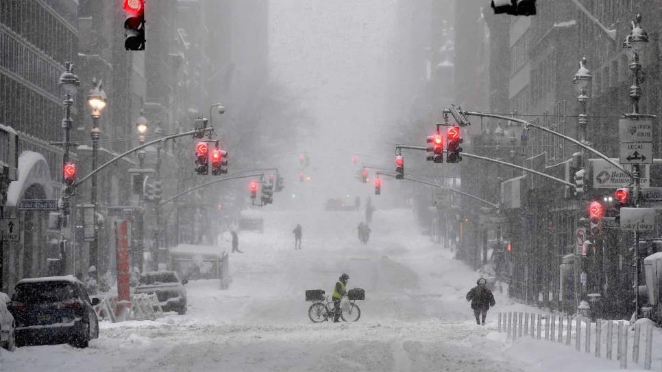 El 73 % de EEUU está bajo la nieve por tormenta que deja al menos 14 muertos