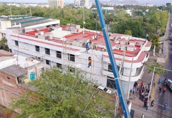 Retiran estructura de anuncio espectacular sin permiso en Culiacán