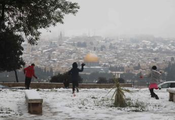 La primera nevada en seis años cubre de blanco Jerusalén