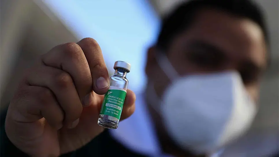 Un trabajador de la salud muestra una vacuna contra la covid-19. EFE/Antonio Ojeda