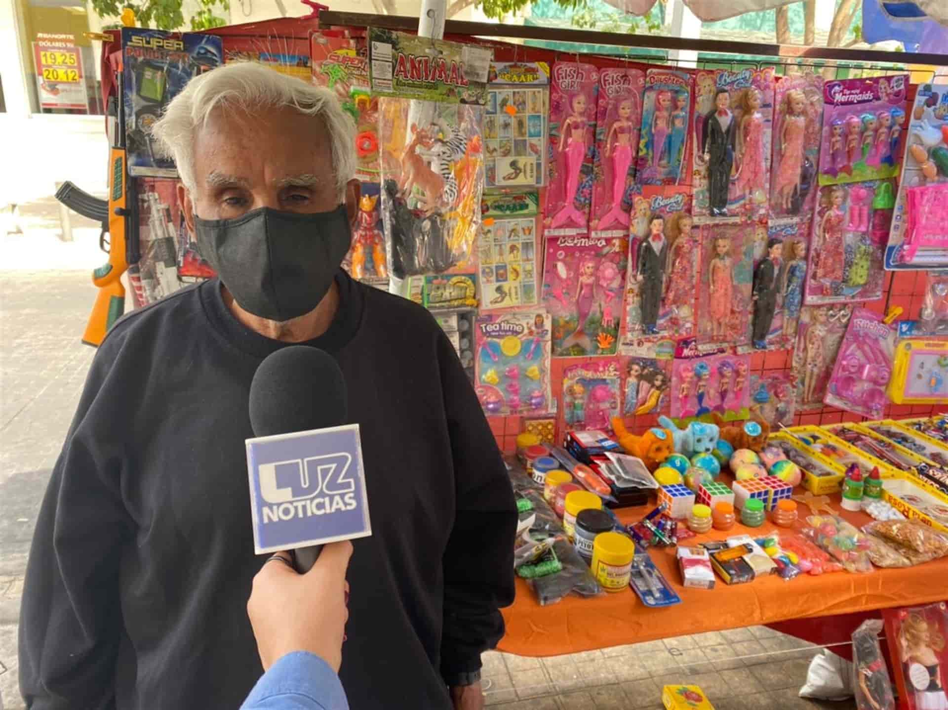 A sus 78 años sale al centro de Culiacán a vender dulces y juguetes para sobrevivir
