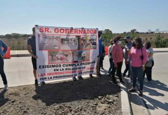 Protestan de nuevo familias de El Toreo ante el gobernador, en Mazatlán