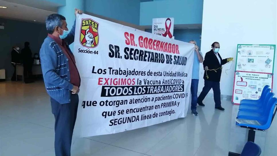 Trabajadores de centros de salud advierten con parar labores, sino son vacunados