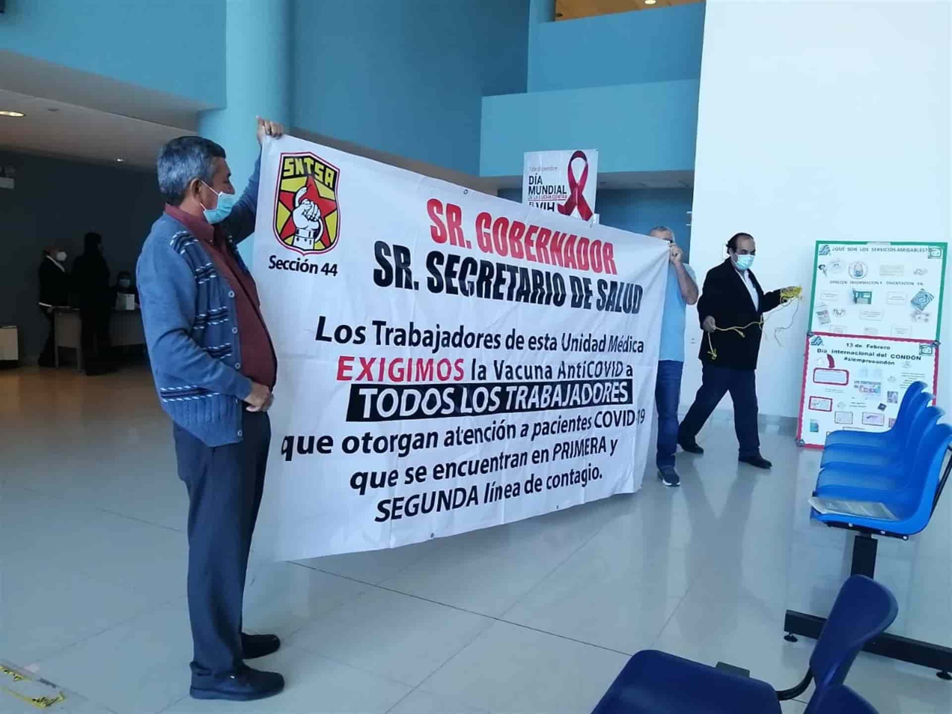 Trabajadores de centros de salud advierten con parar labores, sino son vacunados