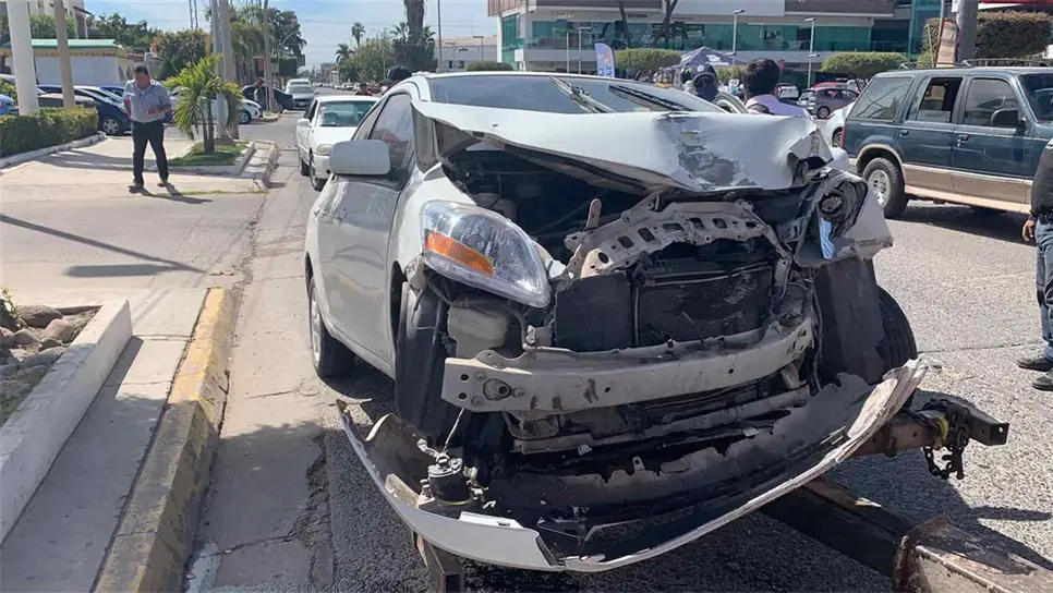 Desigual choque deja daños materiales en Los Mochis