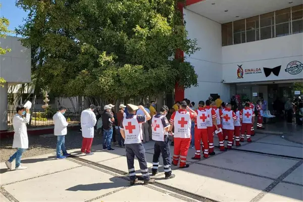Trabajadores del Centro de Salud y paramédicos reciben vacuna anti covid Trabajadores del Centro de Salud y paramédicos reciben vacuna anti covid