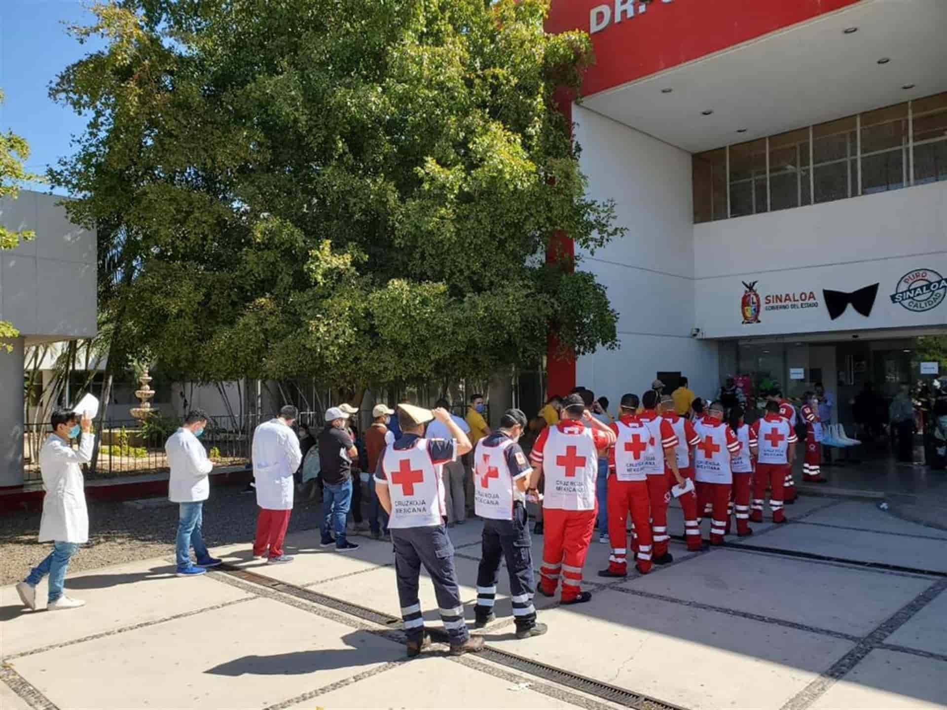 Trabajadores del Centro de Salud y paramédicos reciben vacuna anti covid