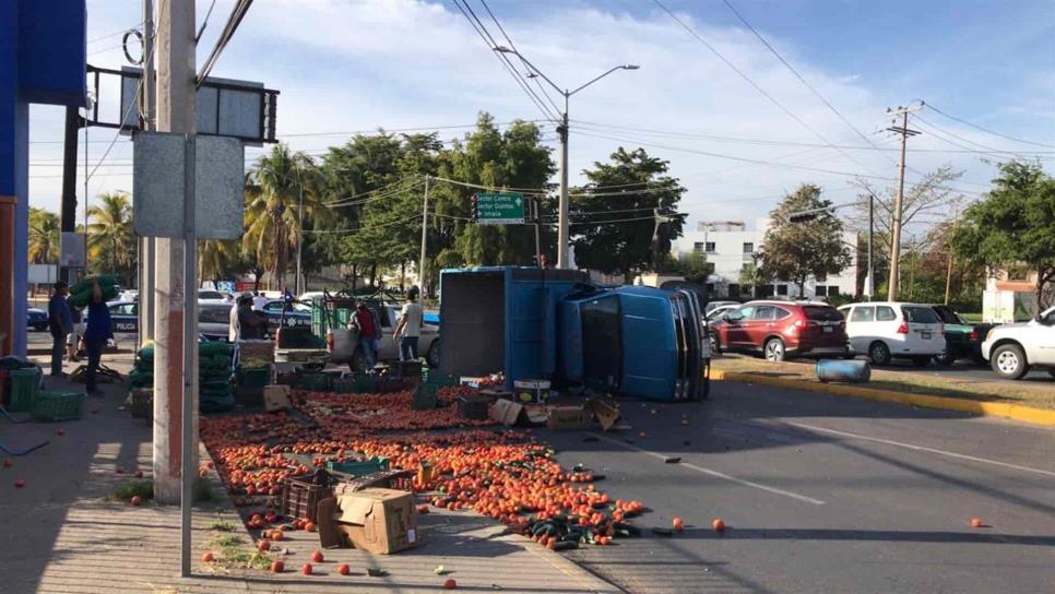 Choque deja camión de verduras volcado en Ciudad Universitaria