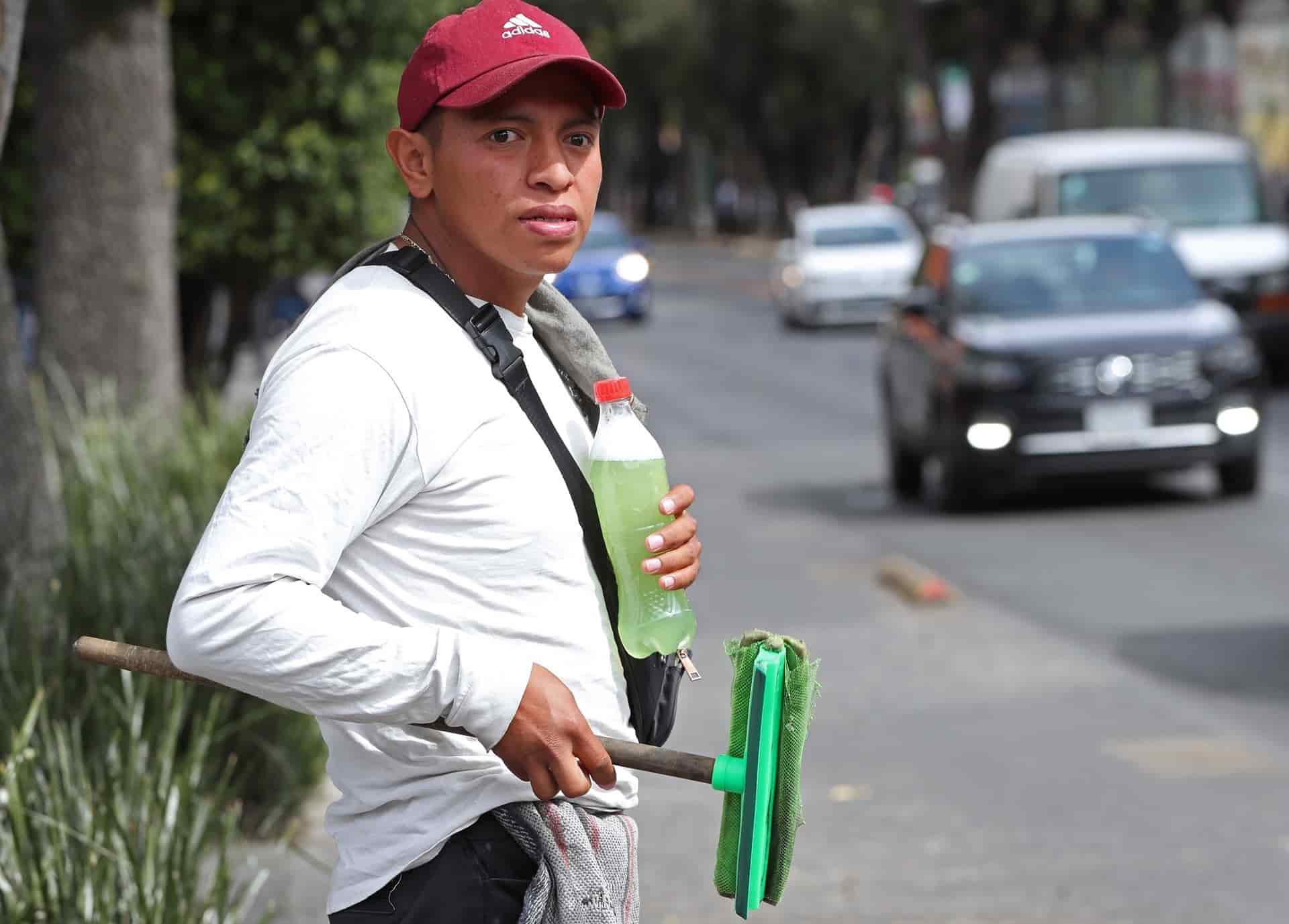 Rodrigo, un trabajador informal que limpia parabrisas, posa durante una entrevista con Efe el 19 de febrero de 2021, en una calle de Ciudad de México (México). EFE/ Mario Guzmán