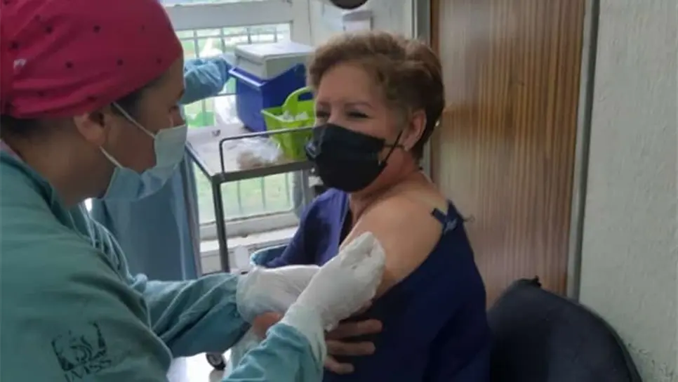 La espera terminó, vacunan a personal del Hospital Ginecopedriátrico