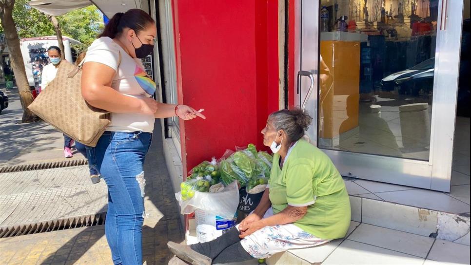 El hambre la hace salir a las calles a vender lo que puede