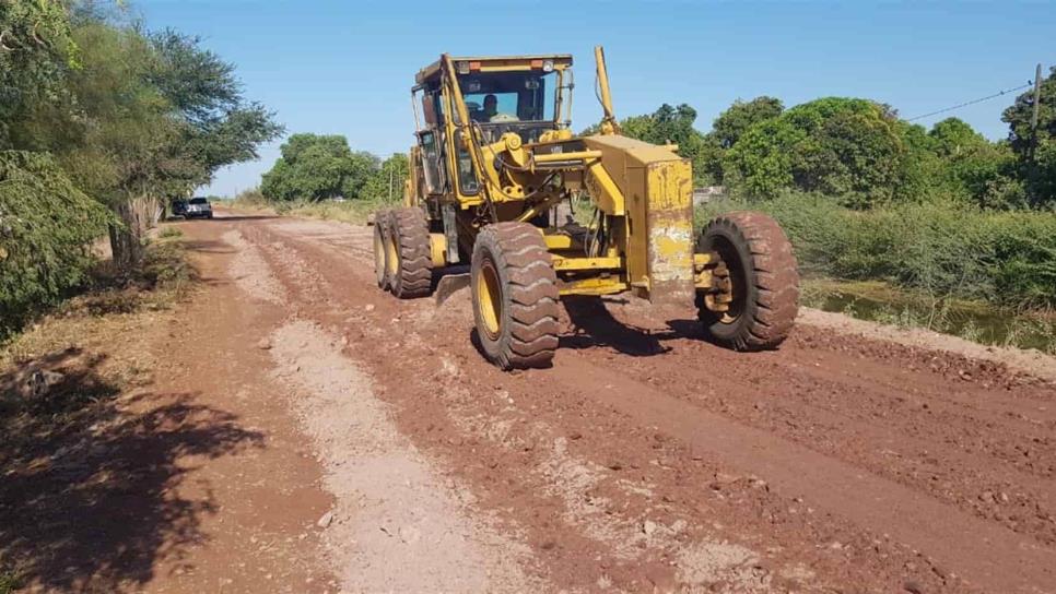 Rehabilitan en Guasave caminos de terracería de acceso a comunidades