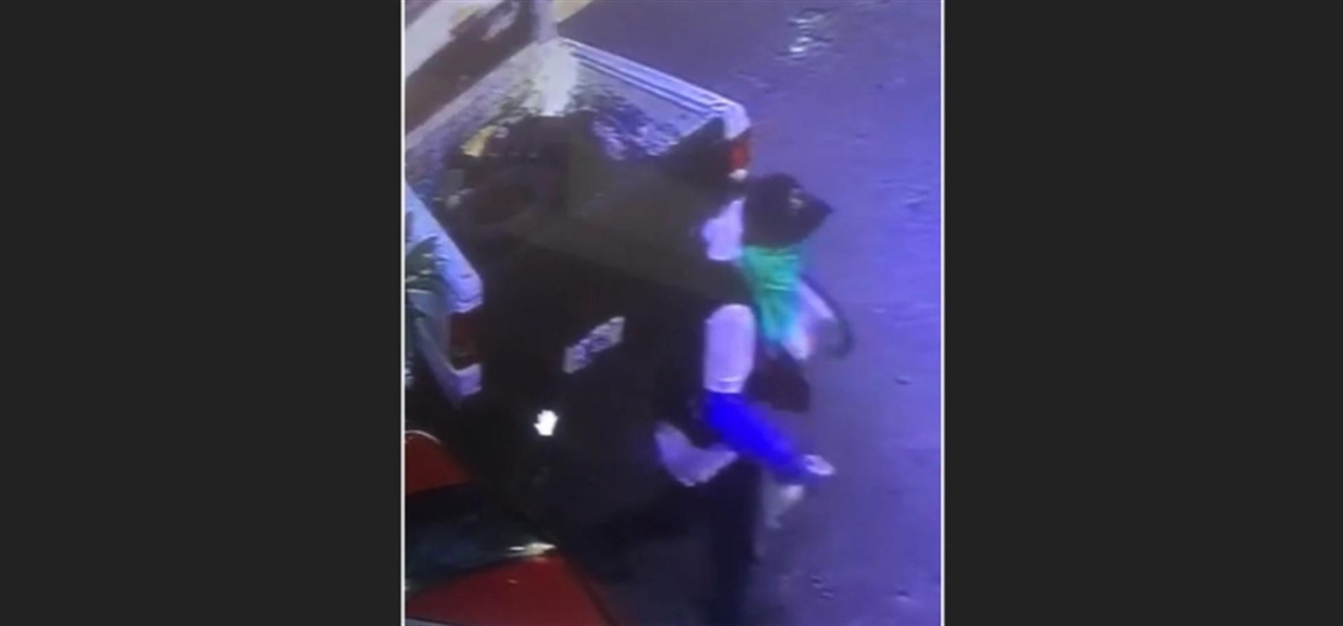 Graban a sujeto robando en Urbi Villa del Rey en Los Mochis