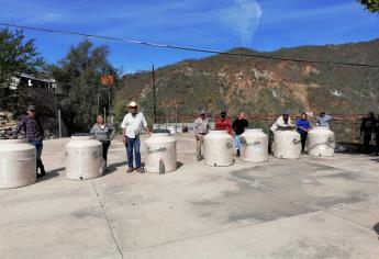 Alcalde de Choix entrega tinacos de agua a vecinos de La Matanza