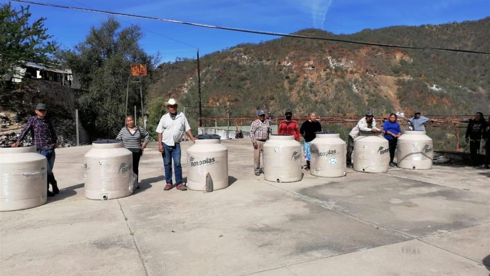 Alcalde de Choix entrega tinacos de agua a vecinos de La Matanza