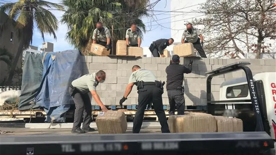 Asegura Guardia Nacional 2 t de mariguana oculta en material de construcción