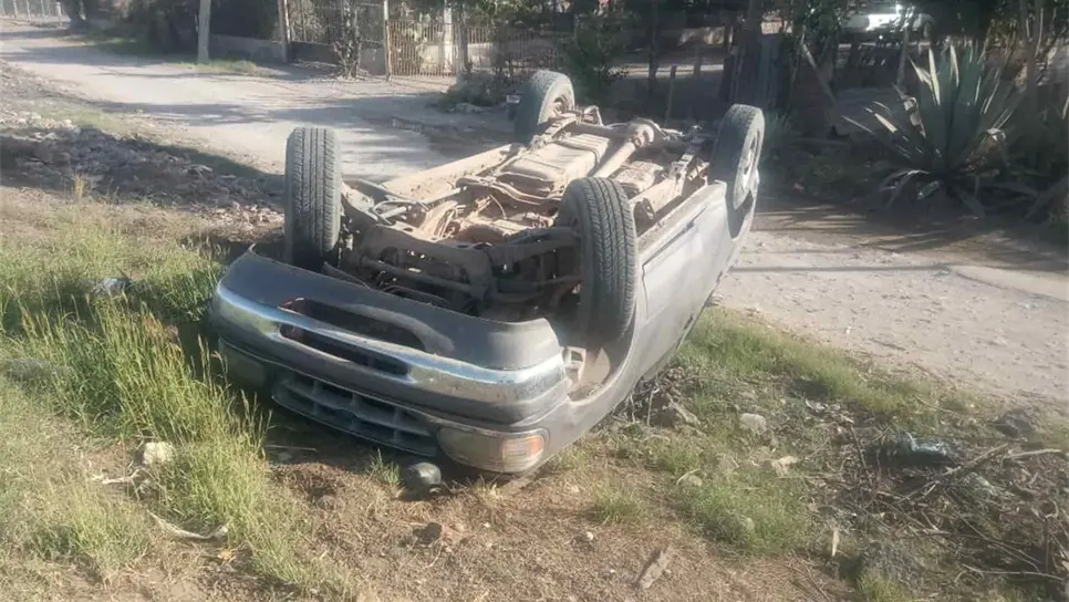 Persecusión policiaca termina en volcadura en Juan José Ríos