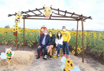 Visitan Quirino Ordaz y Rosy Fuentes el campo de girasoles en Mocorito