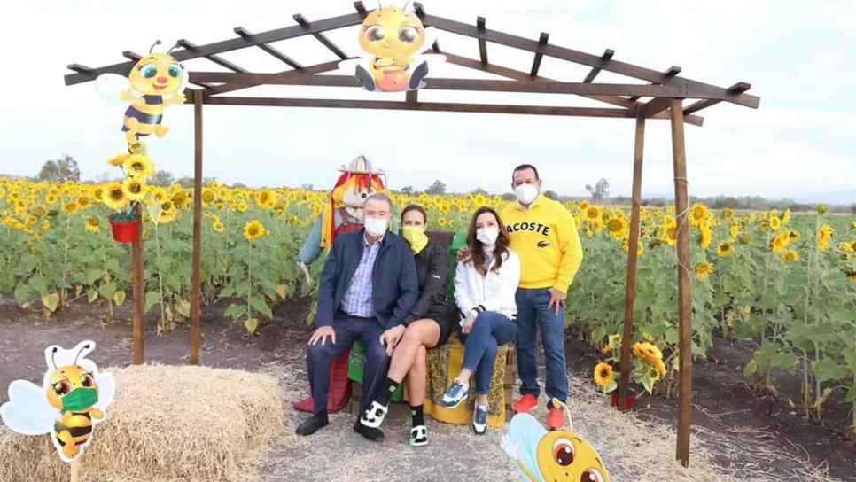 Visitan Quirino Ordaz y Rosy Fuentes el campo de girasoles en Mocorito