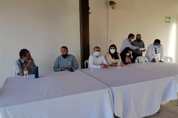 Se reúnen diputados priistas con vecinos de JJR para justificar su apoyo a la municipalización